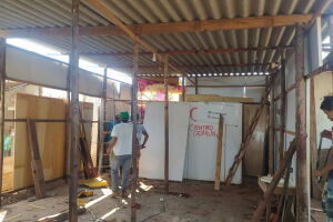 Supermercado doa pizzas e auxilia na reforma de barracão em favela de CG