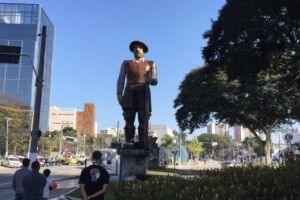 Estátua foi incendiada por criminosos