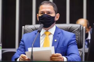 Vice-presidente da Câmara arrega para Bolsonaro: 'não vou pedir impeachment'