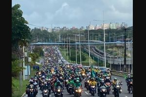 Milhares foram às ruas na capital baiana