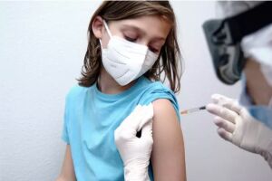 Países de diferentes cantos iniciaram vacinação contra a covid em crianças e adolescentes