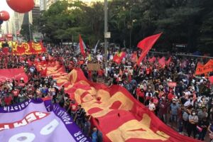 Atos contra Bolsonaro e a favor da vacina fecham a Avenida Paulista
