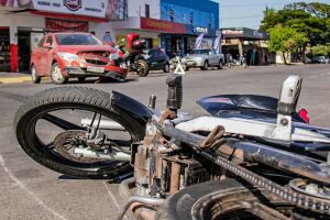 Mulher é arremessada em acidente entre carro e moto na Albert Sabin