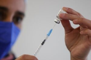 Pfizer e BioNTech assinam acordo para fabricação de vacina contra Covid-19 no Brasil