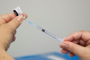 Mesmo vacinado, transmissão do vírus da covid-19 ainda pode acontecer
