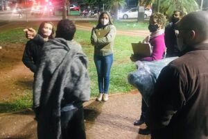 Equipe de assistência social vai atrás de morador de rua para distribuir cobertores