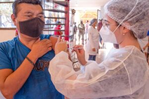 Brasil chega a 40% da população totalmente vacinada contra covid-19