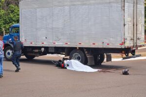 Motociclista bate em caminhão e morre no Santo Eugênio