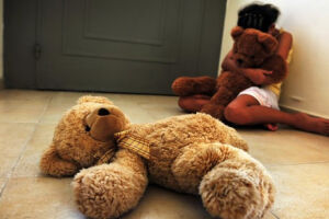 Criança sofreu estupro e violência da madrasta