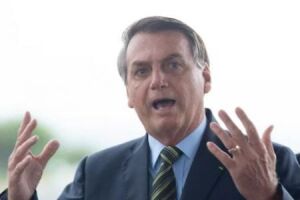 Bolsonaro vai pedir para Senado abrir processo contra Barroso e Moraes