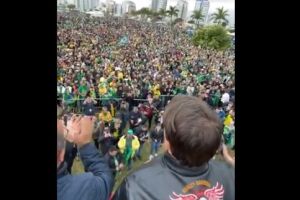 Bolsonaro discursa em evento que ele calcula 20 mil pessoas