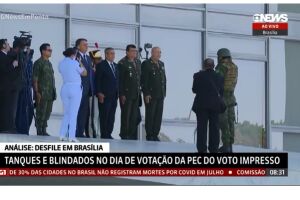 Presidente Jair Bolsonaro participa de desfile militar