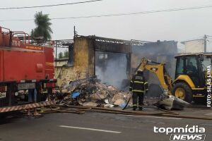 Vídeo: depósito de reciclagem derrete em chamas na Ernesto Geisel