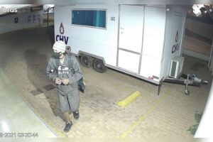 Câmeras de seguranças flagraram a ação criminosa