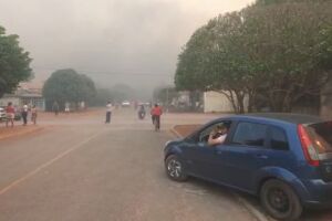 Vídeos: incêndio se aproxima de paiol de quartel e moradores abandonam casas em Bela Vista