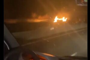 Morador filma carro usado em assalto ser queimado