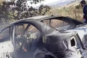 Carro é incendiado na fronteira e polícia investiga se foi usado em atentado a político