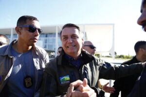Bolsonaro, sem máscara, conversou com apoiadores antes de iniciar passeio