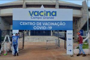 Pai peregrina em bairros e não acha vacina para a filha de 12 anos em Campo Grande