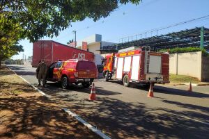 Incêndio ocorreu em uma carreta estacionada