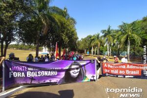 Manifestantes protestaram em frente a UFMS