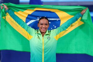 Rebeca ganha ouro no salto e faz história na ginástica do Brasil
