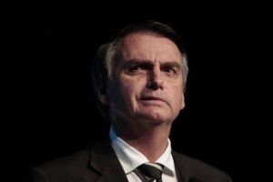 Bolsonaro tenta aumentar popularidade no país