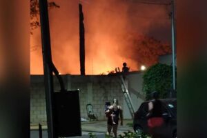 Vídeo: moradores em desespero usam mangueiras para conter incêndio atrás de condomínio