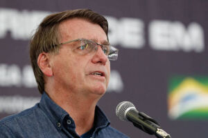 Bolsonaro aciona STF contra cobrança do ICMS sobre combustíveis