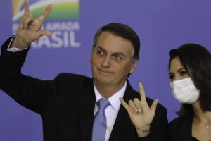 Bolsonaro afirma que segue sem se imunizar e Michelle foi vacinada nos EUA