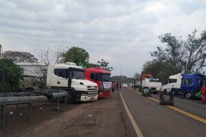 Trecho de rodovia no Paraná não tem bloqueio, mas ato continua