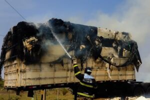 Parte de carreta consumida por fogo na MS-395 em Bataguassu
