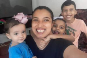 Com duas crianças autistas, família se vira nos 30 para pagar aluguel e exames em Campo Grande