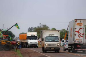 Após horas de interdição, caminhoneiros liberam tráfego na BR-163 em Douradina