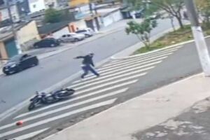 Policial não 'dá mole', reage a assalto e mata bandidos