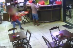 Vídeo: funcionário mete cadeirada em bandido durante assalto