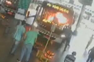 Mulher coloca fogo em motorista de ônibus por ele zombar do mau hálito dela