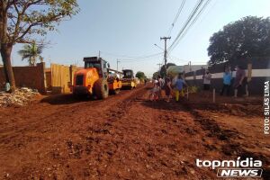 Moradores do Aero Rancho fecharam rua para pedir asfalto em todo o bairro