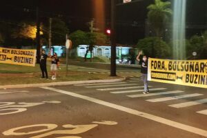 Faixas contra o presidente Jair Bolsonaro foram apresentadas
