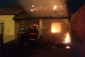 Casa foi consumida por fogo