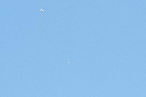 O que seria o ponto branco no céu visto pela pessoa?