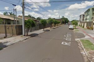 morador diz que chegou em casa e encontrou o rapaz usando drogas no local.