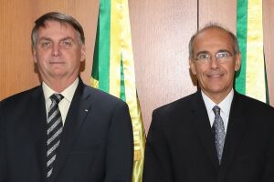 Presidente Jair Bolsonaro e presidente do CFM, Mauro Ribeiro