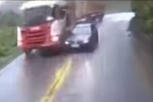 Carro bate em carreta e mata bebê após ultrapassagem proibida em MG (veja o vídeo)