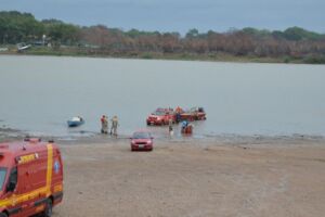 Viatura dos bombeiros colocando barco no rio para seguir ao local do acidente