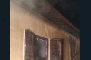 Incêndio começa com vela e faz Bombeiros usarem até caminhão-pipa na Vila Carvalho