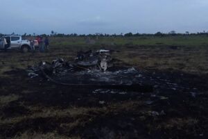 Trabalhadores viram segunda aeronave