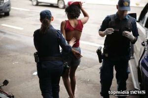 Usuária de drogas se irrita e tenta matar mulher com duas facas em bar de Dourados