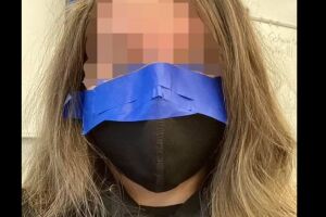 Professores são investigados por colar máscara para alunos não tirar durante aula