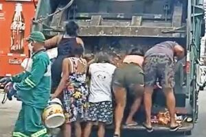 Moradores catam restos de alimentos em caminhão de lixo e cena choca em Fortaleza (veja vídeo)